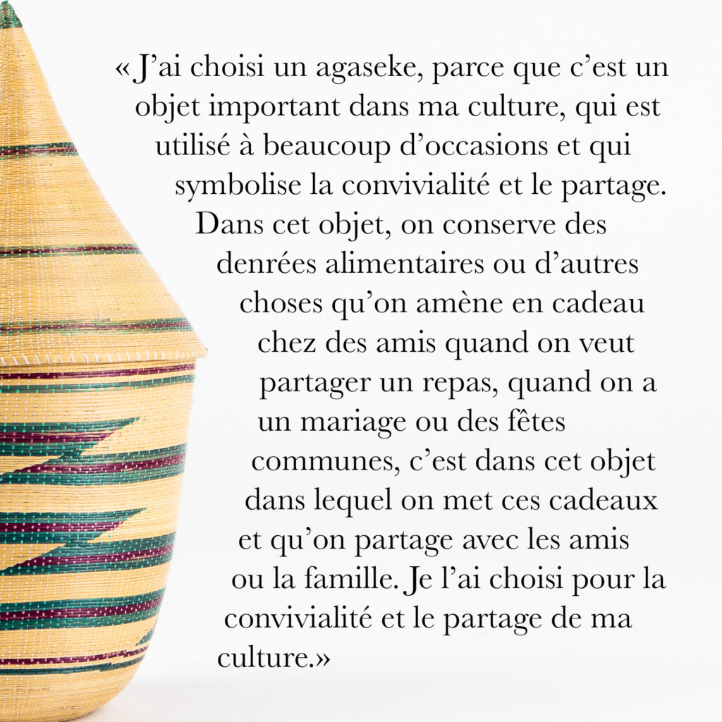 Cinquante portraits d’adolescent·es et de professionnel·les de la MDA avec les objets qui ont marqué leur adolescence.