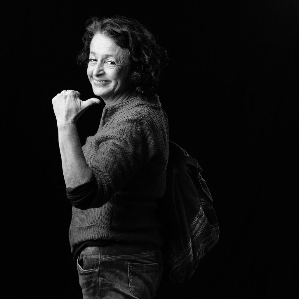 Cinquante portraits d’adolescent·es et de professionnel·les de la MDA avec les objets qui ont marqué leur adolescence.