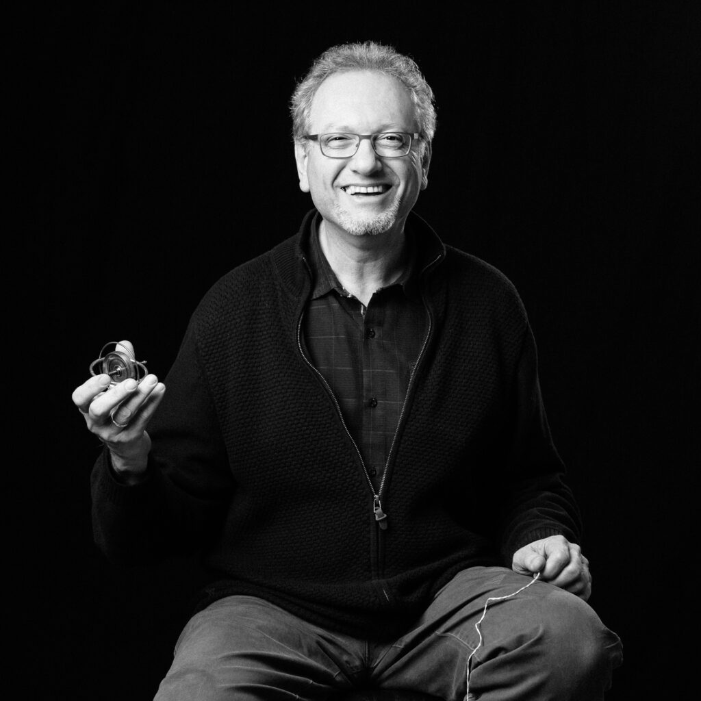Cinquante portraits d’adolescent·es et de professionnel·les de la MDA avec les objets qui ont marqué leur adolescence.
