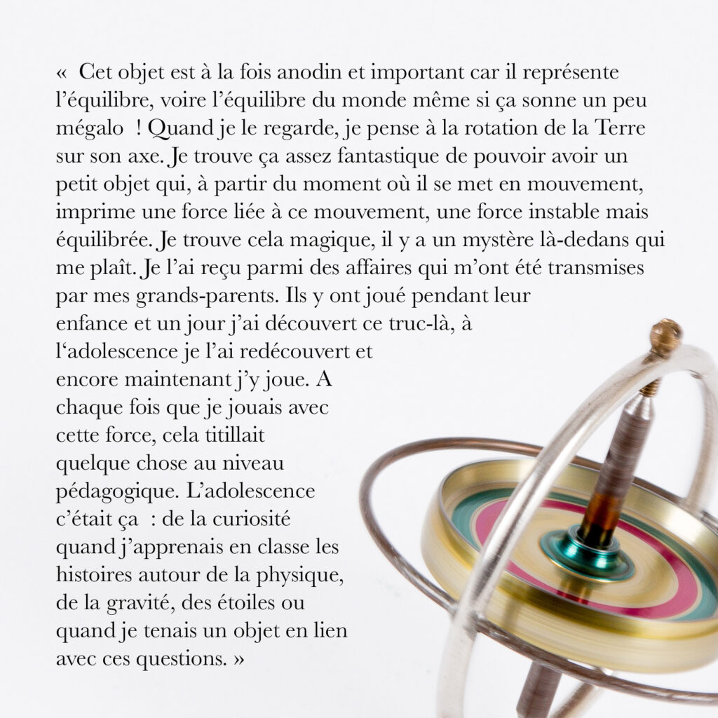 Cinquante portraits d’adolescent·es et de professionnel·les de la MDA avec les objets qui ont marqué leur adolescence.