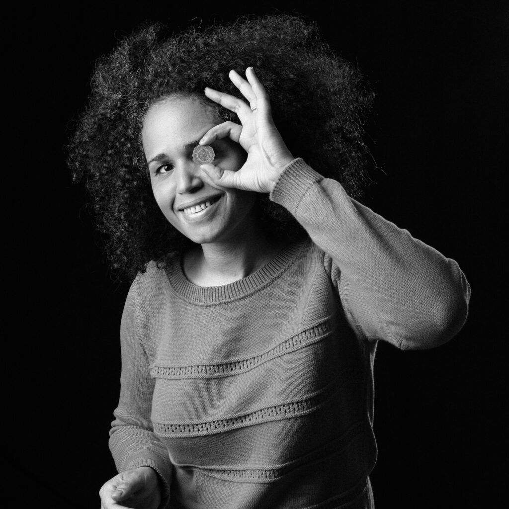 Cinquante portraits d’adolescent·es et de professionnel·les de la MDA avec les objets qui ont marqué leur adolescence.