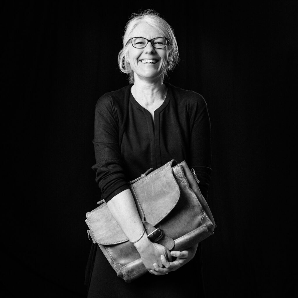 Cinquante portraits d’adolescent·es et de professionnel·les de la MDA avec les objets qui ont marqué leur adolescence.