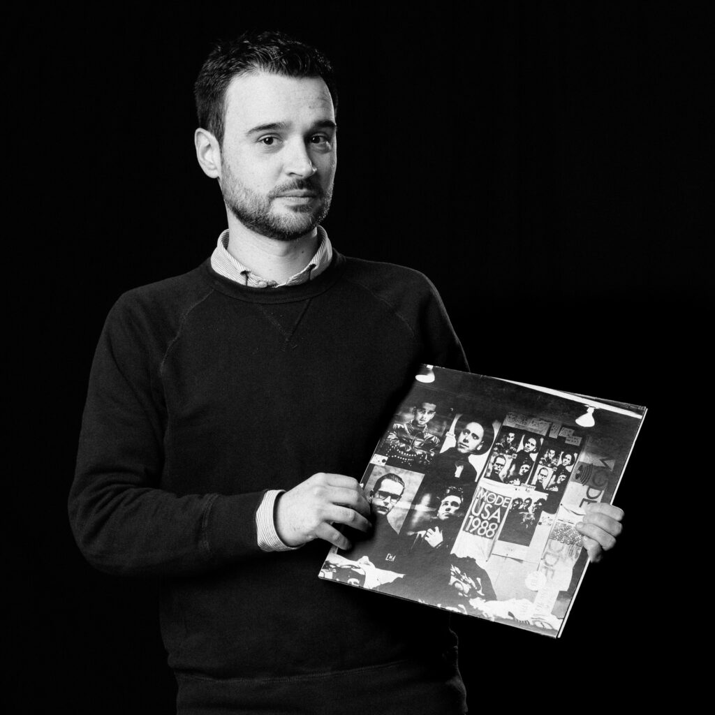 Cinquante portraits d’adolescent·es et de professionnel·les de la MDA avec les objets qui ont marqué leur adolescence.
