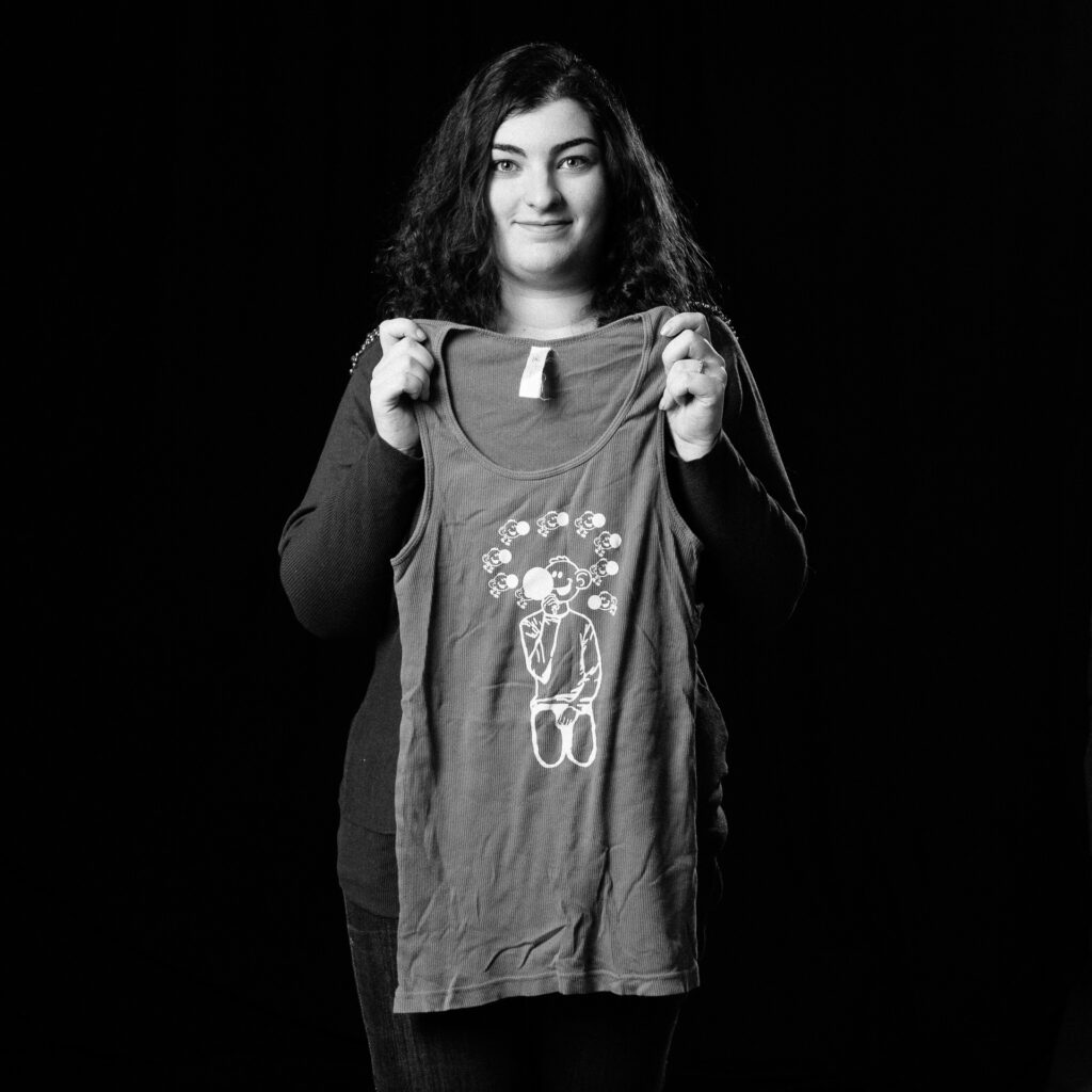 Cinquante portraits d’adolescent·es et de professionnel·les de la MDA avec les objets qui ont marqué leur adolescence.