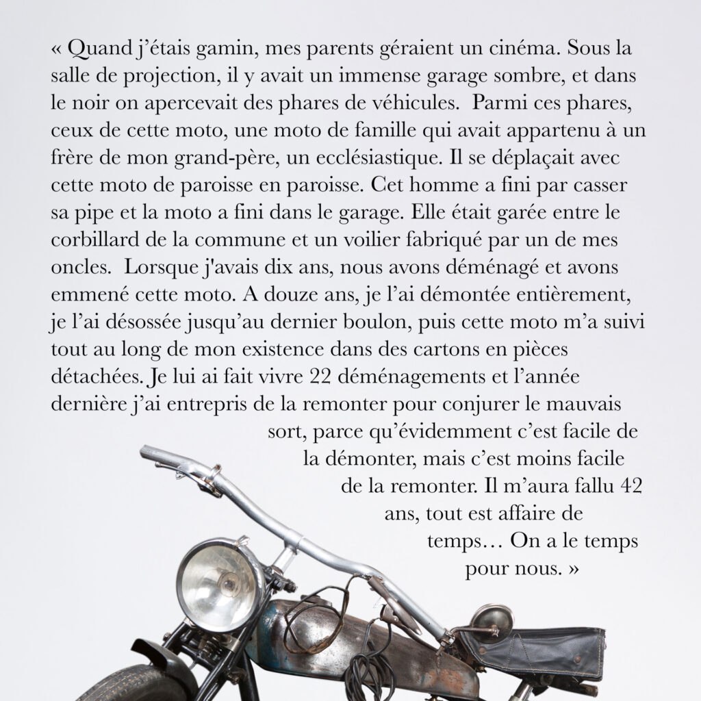 Cinquante portraits d’adolescent·es et de professionnel·les de la MDA avec les objets qui ont marqué leur adolescence.