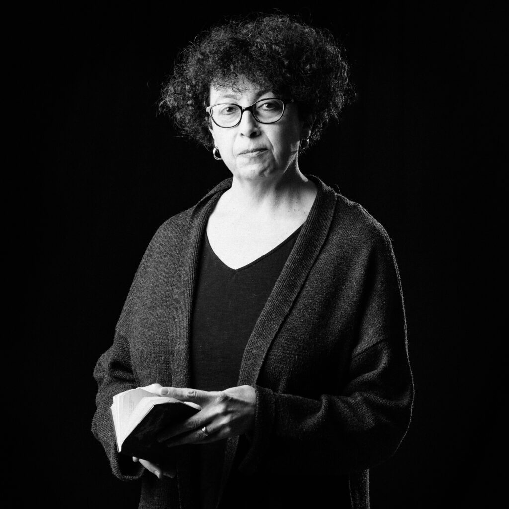Cinquante portraits d’adolescent·es et de professionnel·les de la MDA avec les objets qui ont marqué leur adolescence.