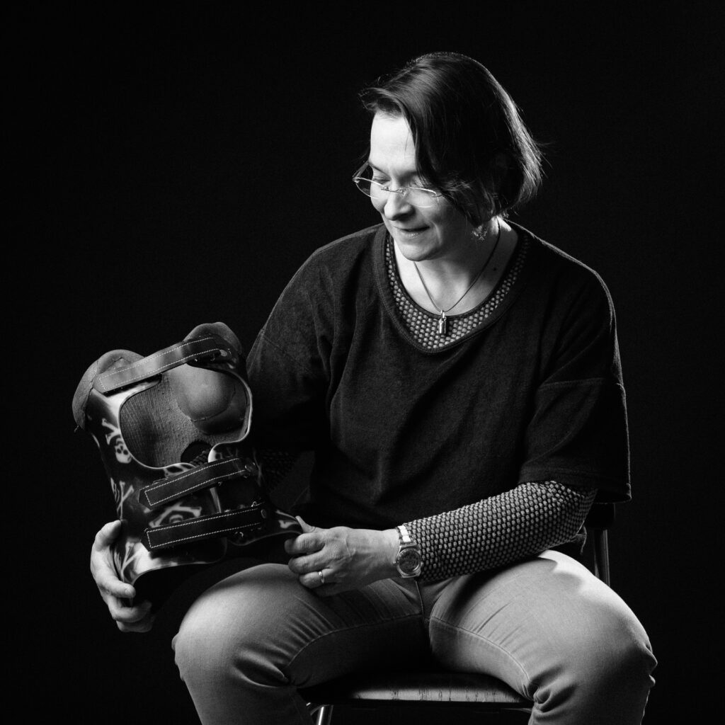 Cinquante portraits d’adolescent·es et de professionnel·les de la MDA avec les objets qui ont marqué leur adolescence.