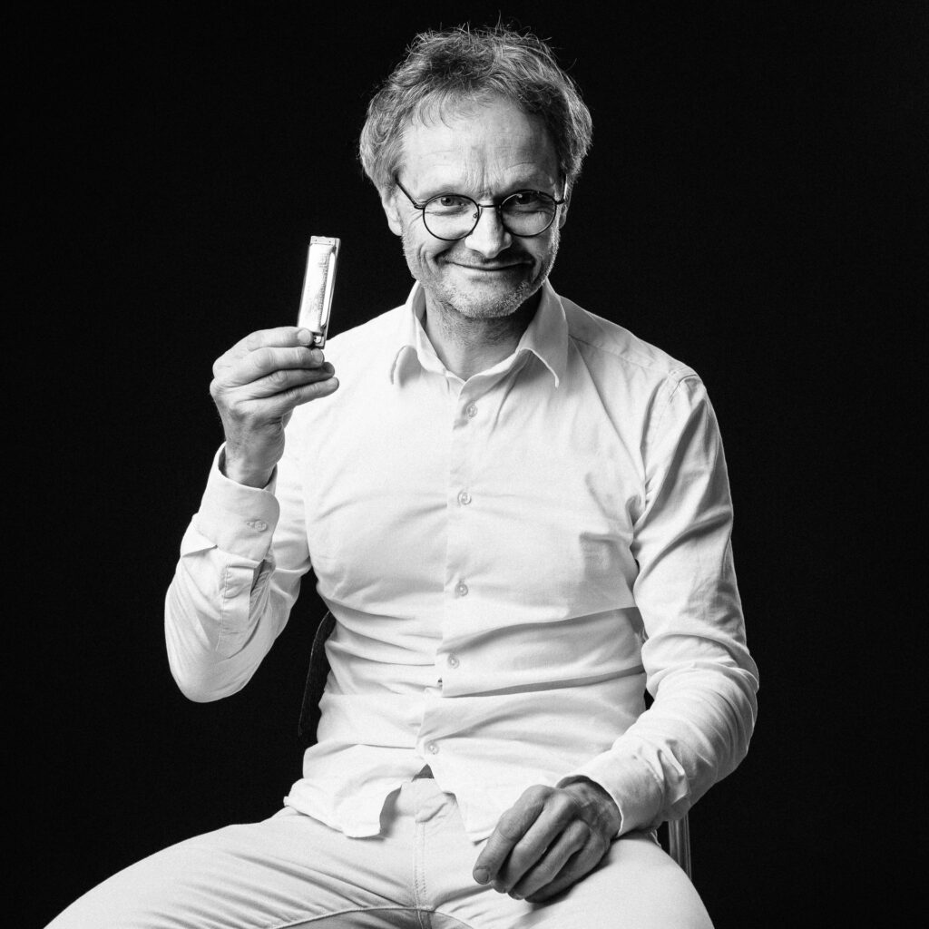 Cinquante portraits d’adolescent·es et de professionnel·les de la MDA avec les objets qui ont marqué leur adolescence.