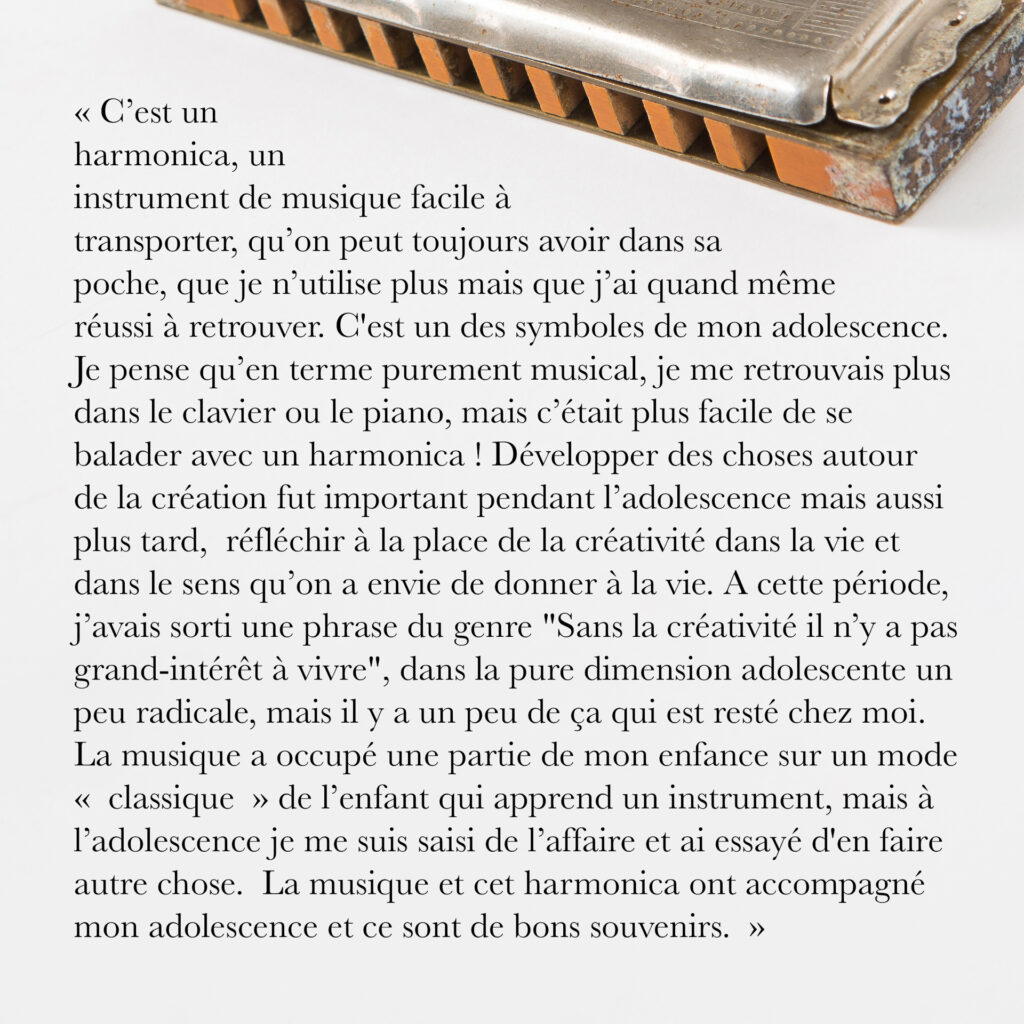 Cinquante portraits d’adolescent·es et de professionnel·les de la MDA avec les objets qui ont marqué leur adolescence.