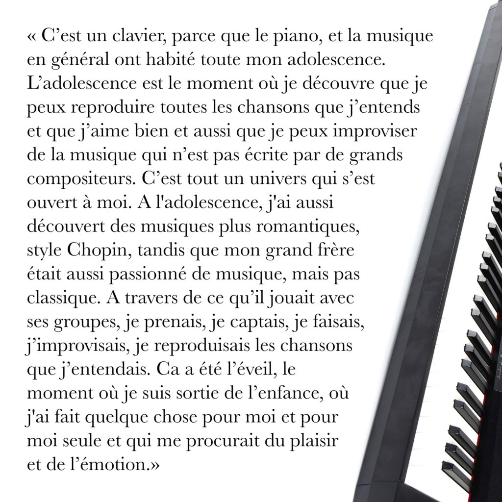 Cinquante portraits d’adolescent·es et de professionnel·les de la MDA avec les objets qui ont marqué leur adolescence.