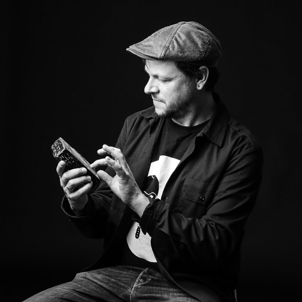Cinquante portraits d’adolescent·es et de professionnel·les de la MDA avec les objets qui ont marqué leur adolescence.