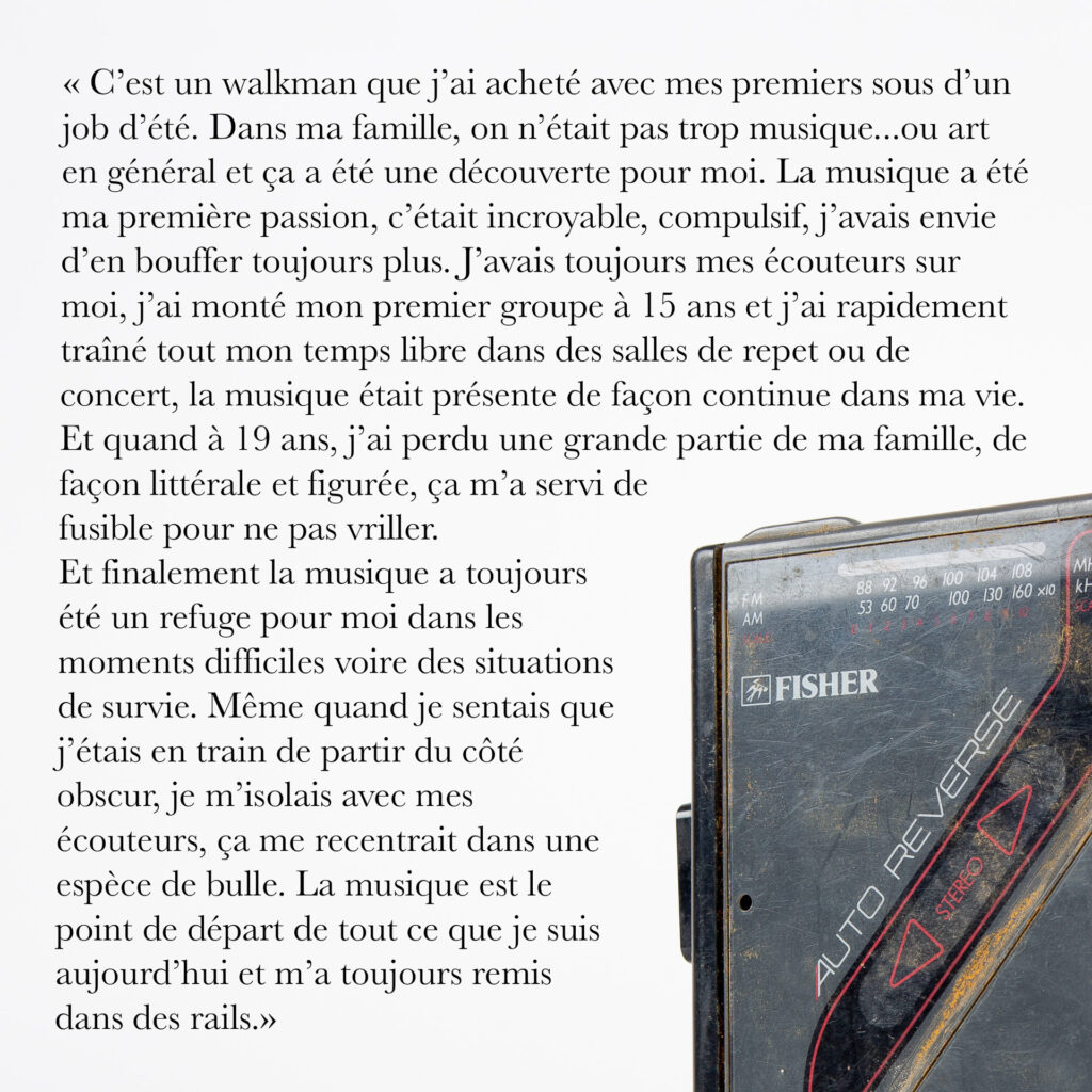 Cinquante portraits d’adolescent·es et de professionnel·les de la MDA avec les objets qui ont marqué leur adolescence.
