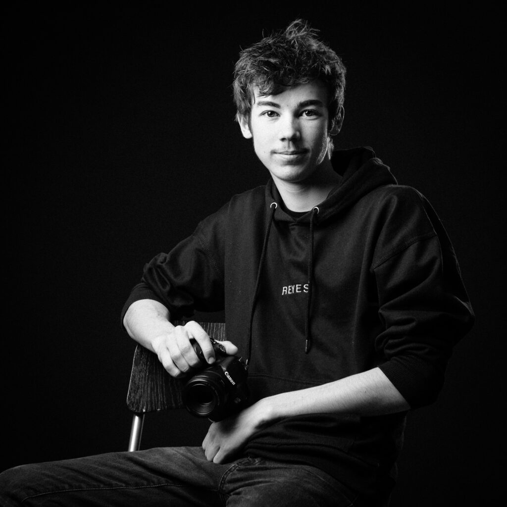Cinquante portraits d’adolescent·es et de professionnel·les de la MDA avec les objets qui ont marqué leur adolescence.