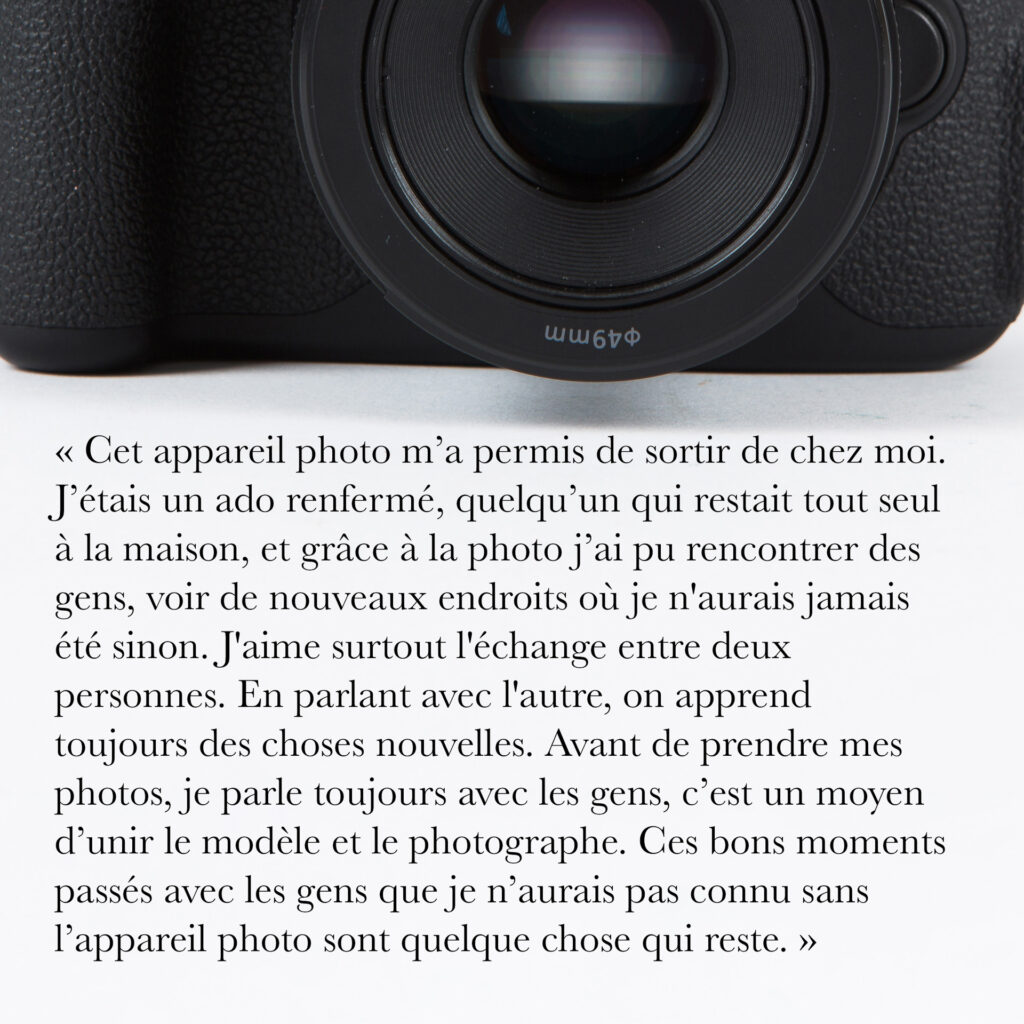 Cinquante portraits d’adolescent·es et de professionnel·les de la MDA avec les objets qui ont marqué leur adolescence.