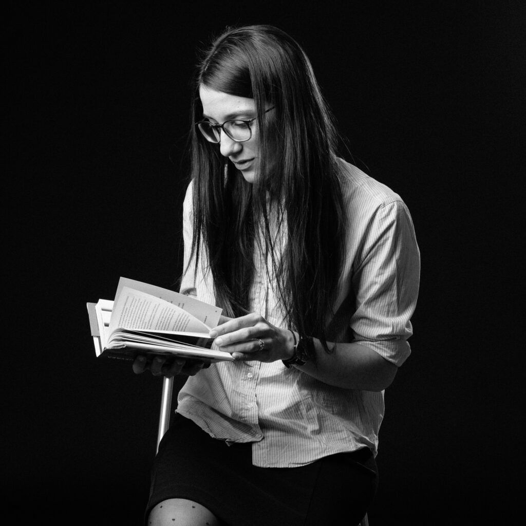 Cinquante portraits d’adolescent·es et de professionnel·les de la MDA avec les objets qui ont marqué leur adolescence.