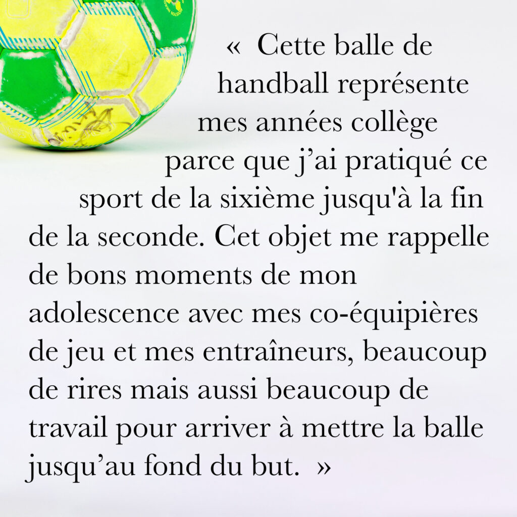 Cinquante portraits d’adolescent·es et de professionnel·les de la MDA avec les objets qui ont marqué leur adolescence.