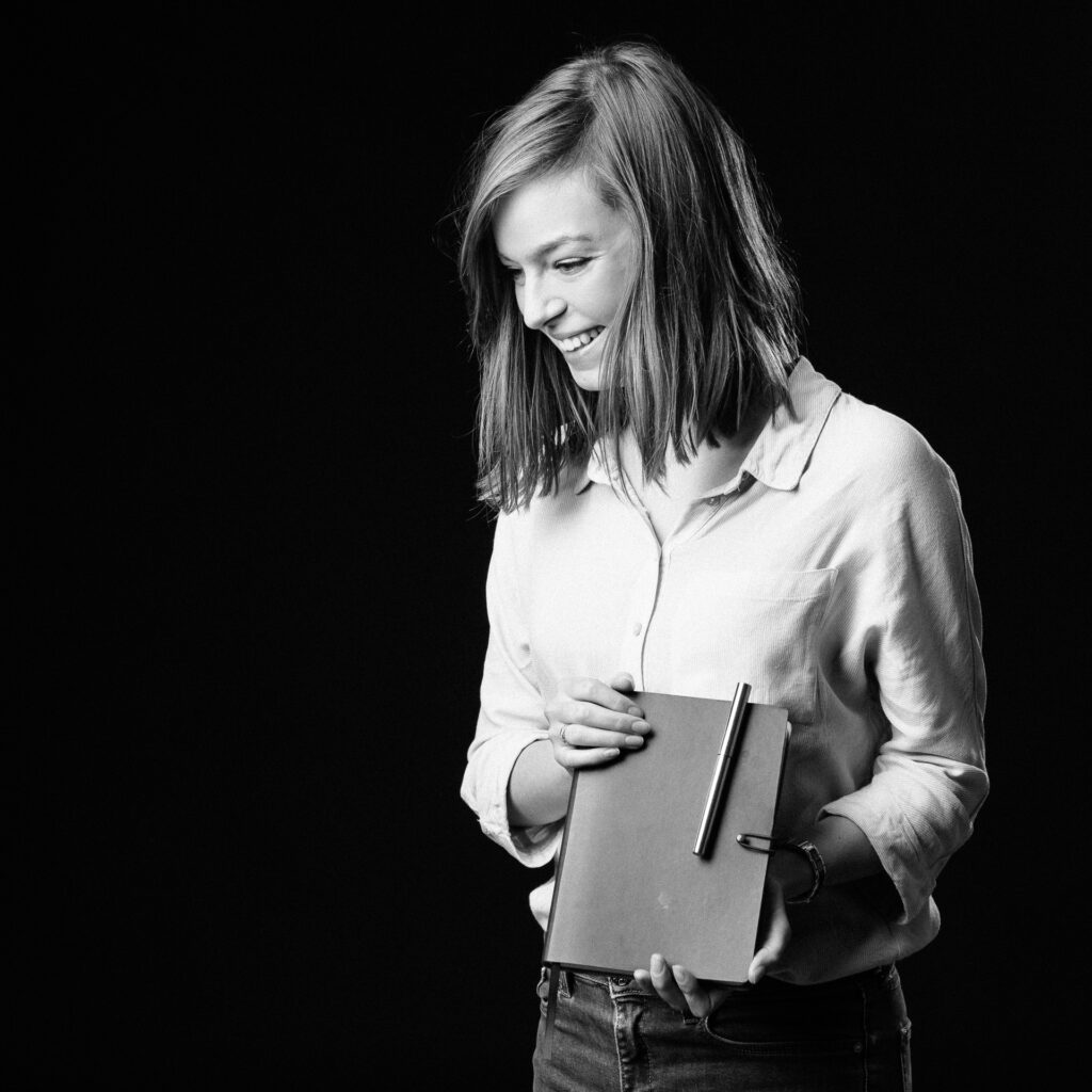Cinquante portraits d’adolescent·es et de professionnel·les de la MDA avec les objets qui ont marqué leur adolescence.