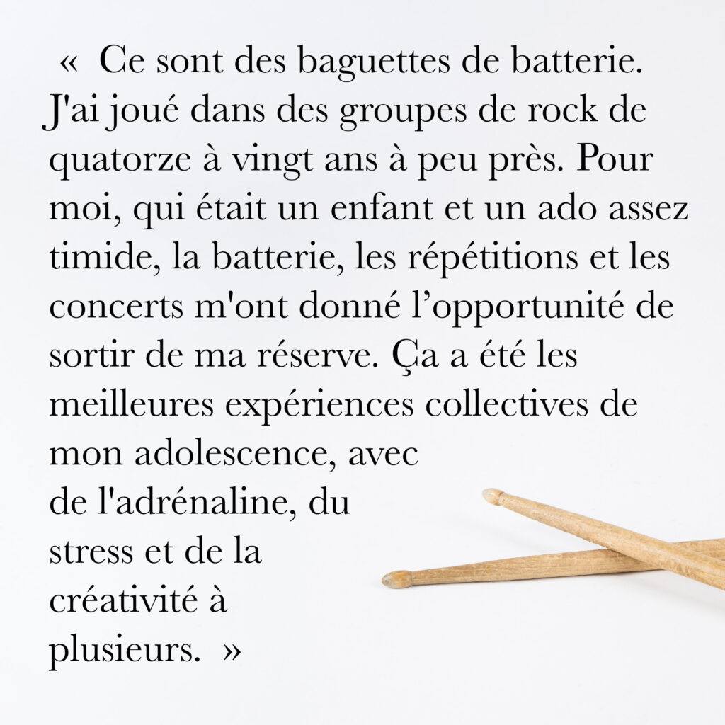 Cinquante portraits d’adolescent·es et de professionnel·les de la MDA avec les objets qui ont marqué leur adolescence.