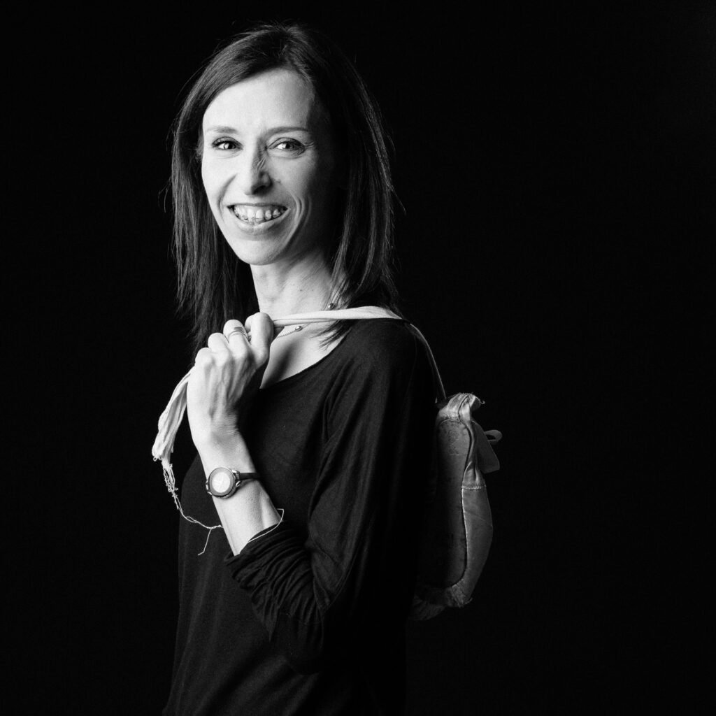 Cinquante portraits d’adolescent·es et de professionnel·les de la MDA avec les objets qui ont marqué leur adolescence.