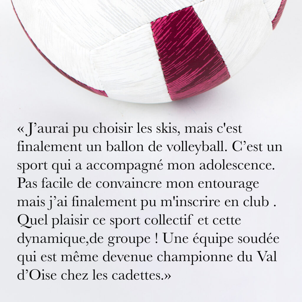 Cinquante portraits d’adolescent·es et de professionnel·les de la MDA avec les objets qui ont marqué leur adolescence.