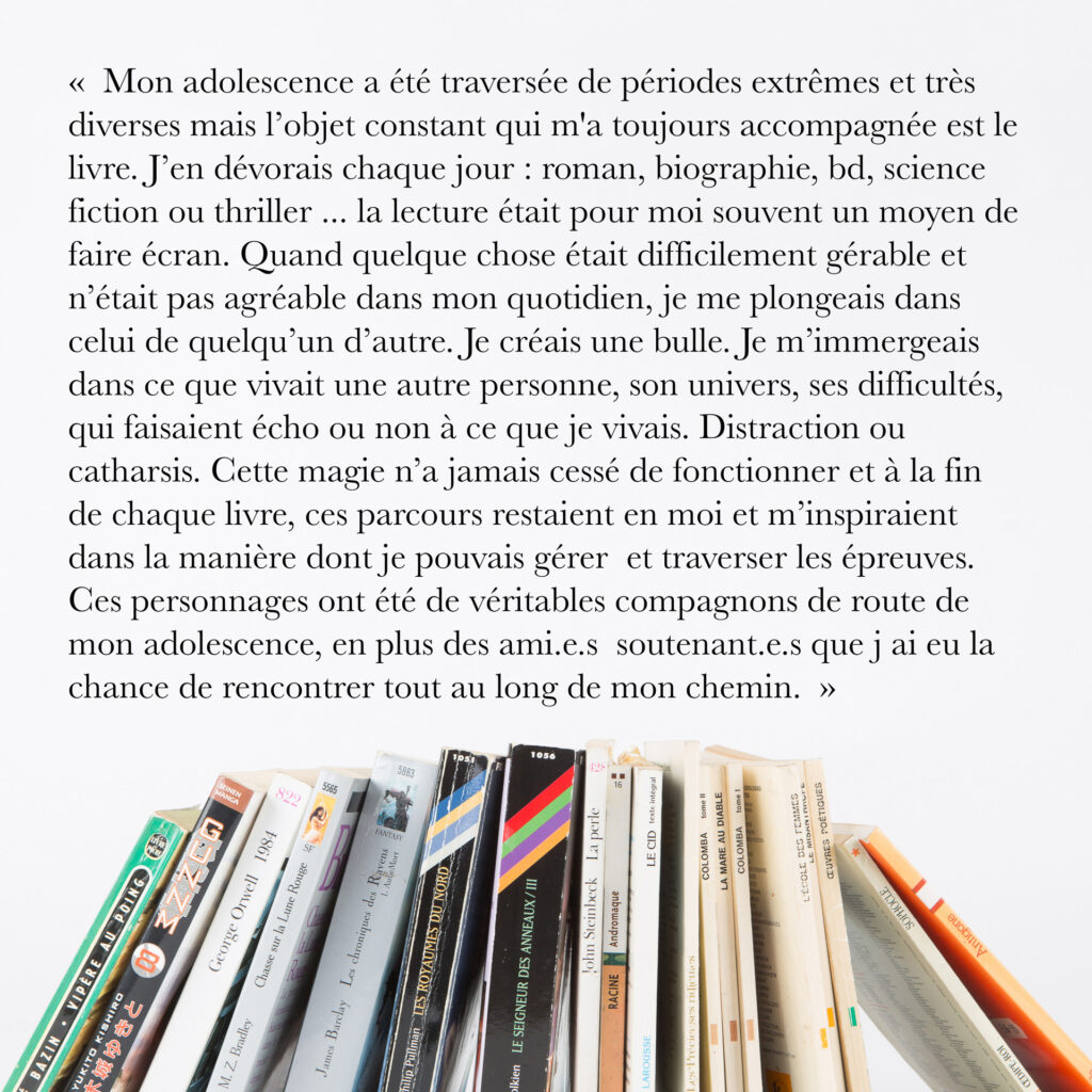 Cinquante portraits d’adolescent·es et de professionnel·les de la MDA avec les objets qui ont marqué leur adolescence.