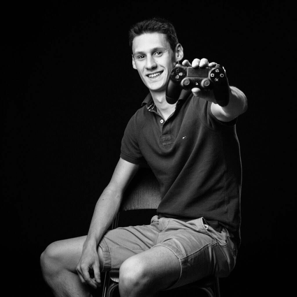 Cinquante portraits d’adolescent·es et de professionnel·les de la MDA avec les objets qui ont marqué leur adolescence.