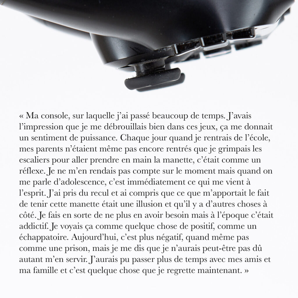 Cinquante portraits d’adolescent·es et de professionnel·les de la MDA avec les objets qui ont marqué leur adolescence.