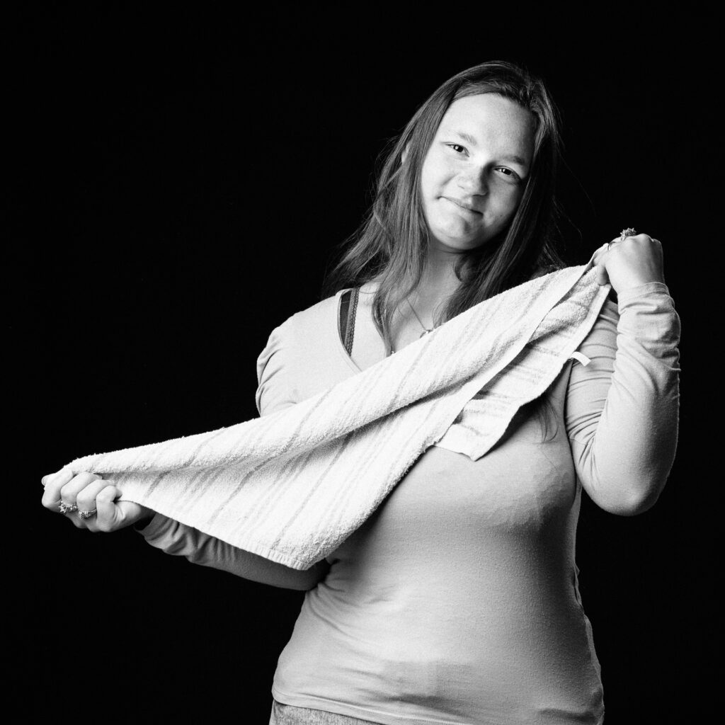 Cinquante portraits d’adolescent·es et de professionnel·les de la MDA avec les objets qui ont marqué leur adolescence.