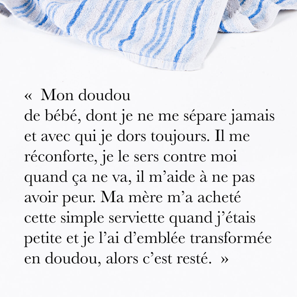 Cinquante portraits d’adolescent·es et de professionnel·les de la MDA avec les objets qui ont marqué leur adolescence.