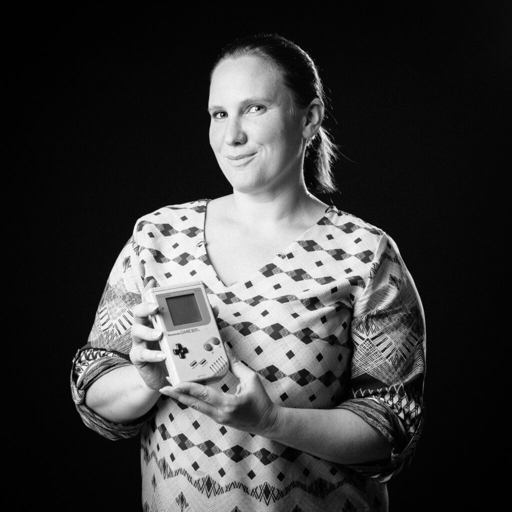 Cinquante portraits d’adolescent·es et de professionnel·les de la MDA avec les objets qui ont marqué leur adolescence.