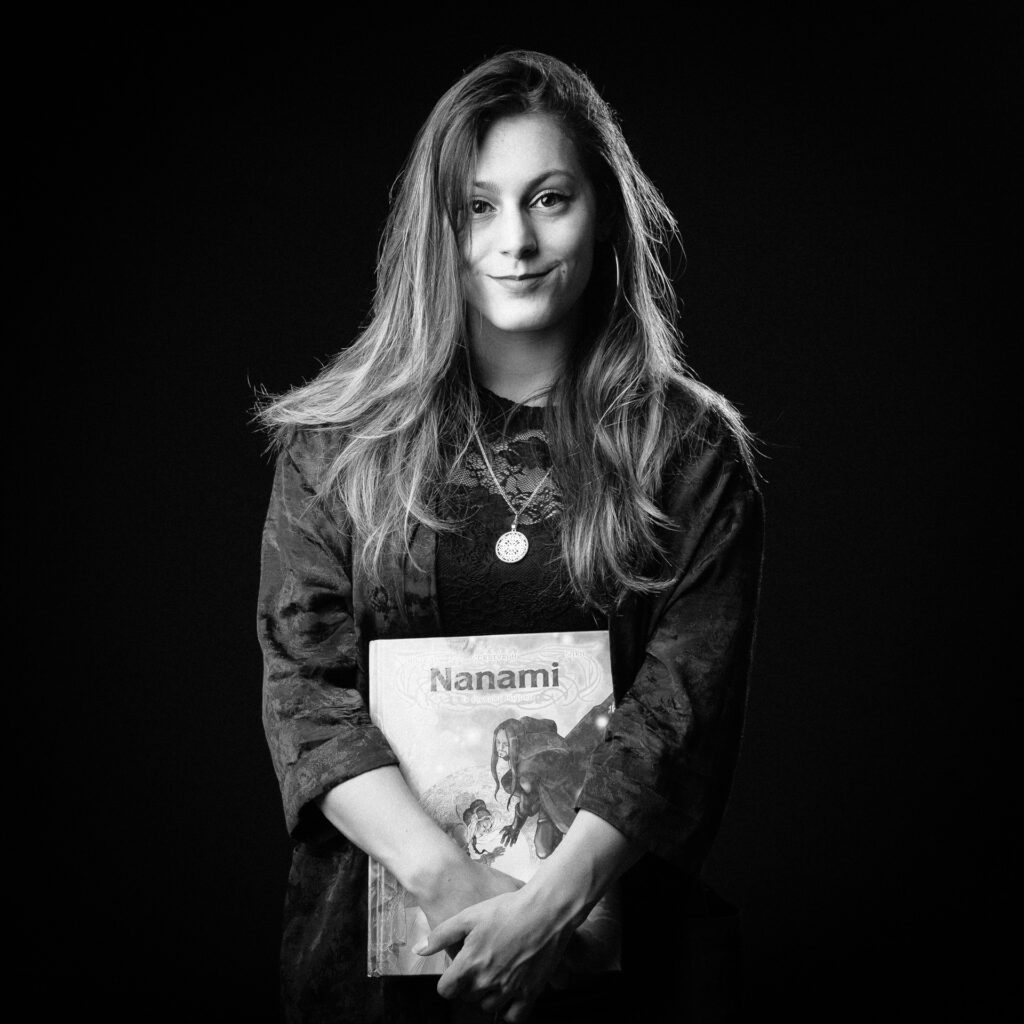 Cinquante portraits d’adolescent·es et de professionnel·les de la MDA avec les objets qui ont marqué leur adolescence.