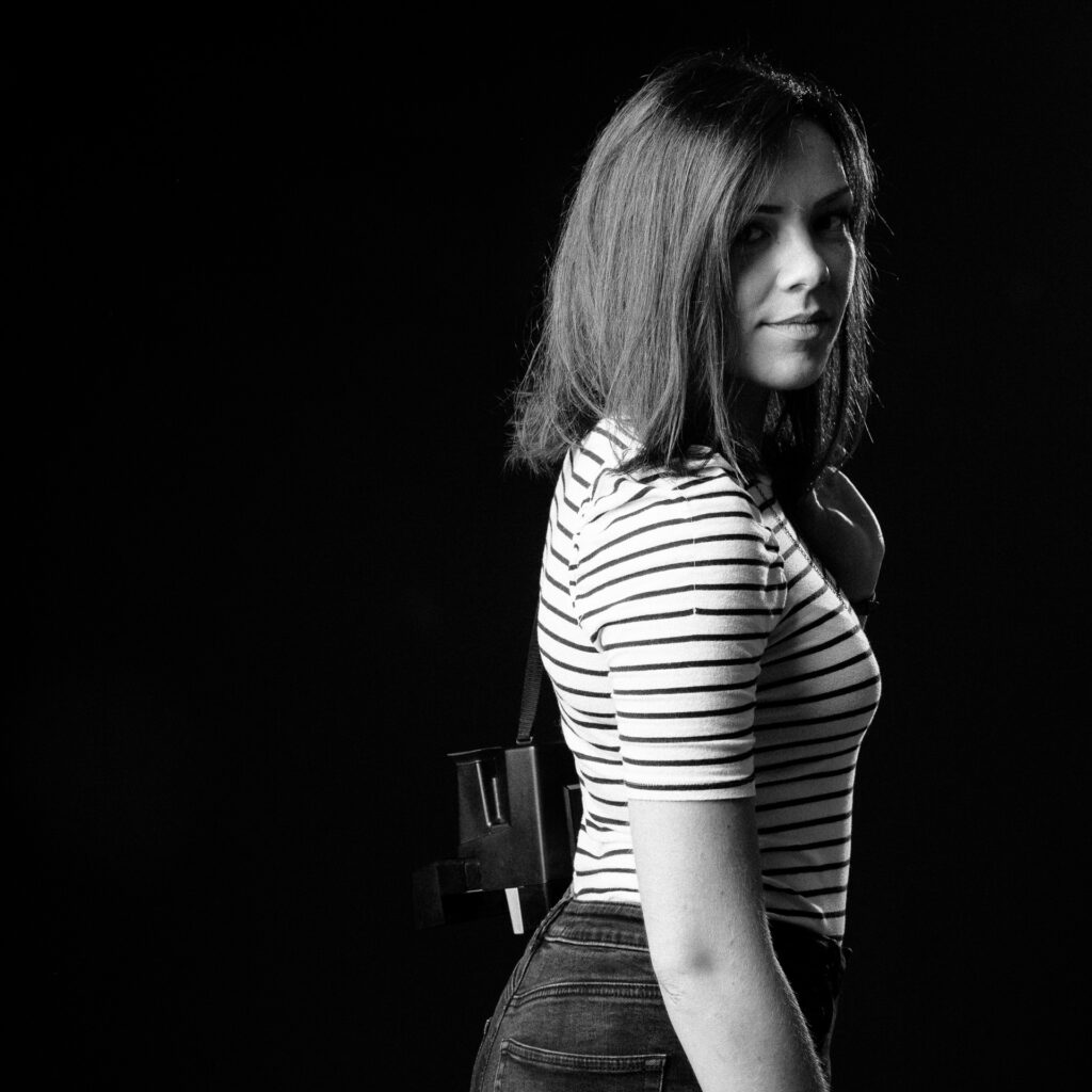Cinquante portraits d’adolescent·es et de professionnel·les de la MDA avec les objets qui ont marqué leur adolescence.