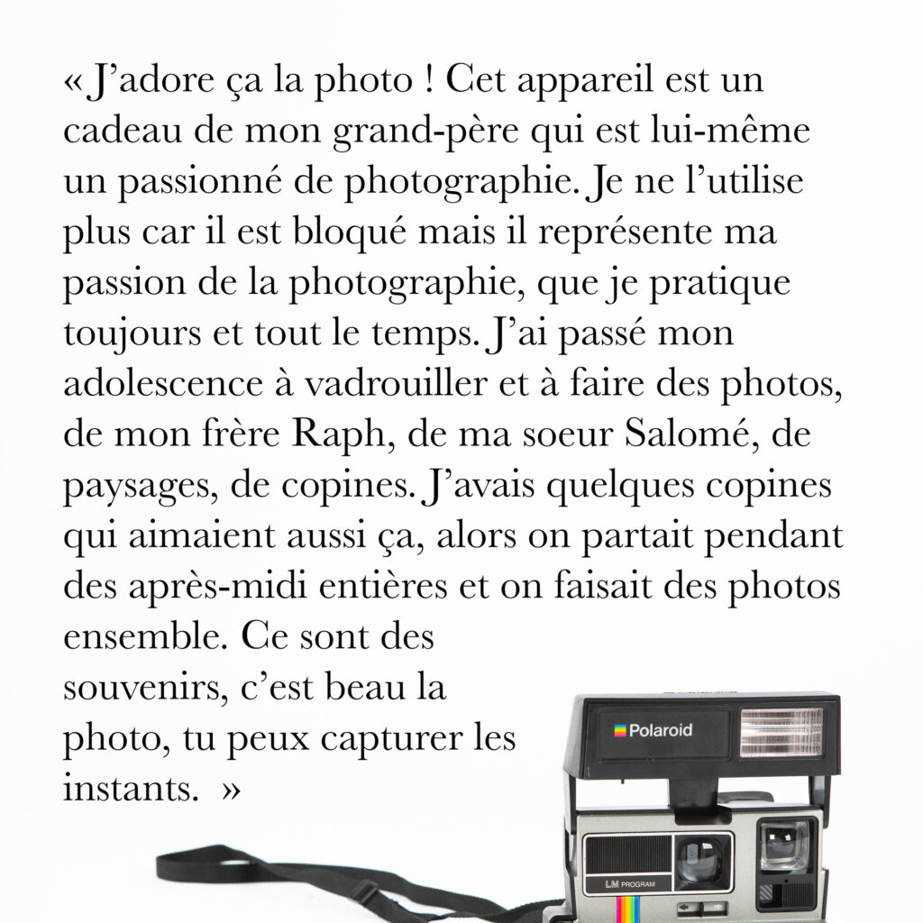 Cinquante portraits d’adolescent·es et de professionnel·les de la MDA avec les objets qui ont marqué leur adolescence.