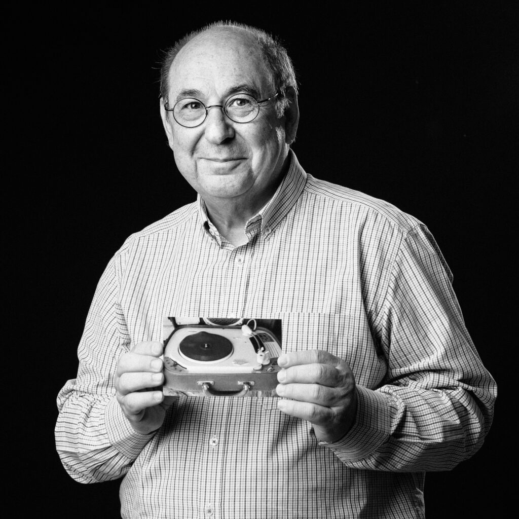 Cinquante portraits d’adolescent·es et de professionnel·les de la MDA avec les objets qui ont marqué leur adolescence.