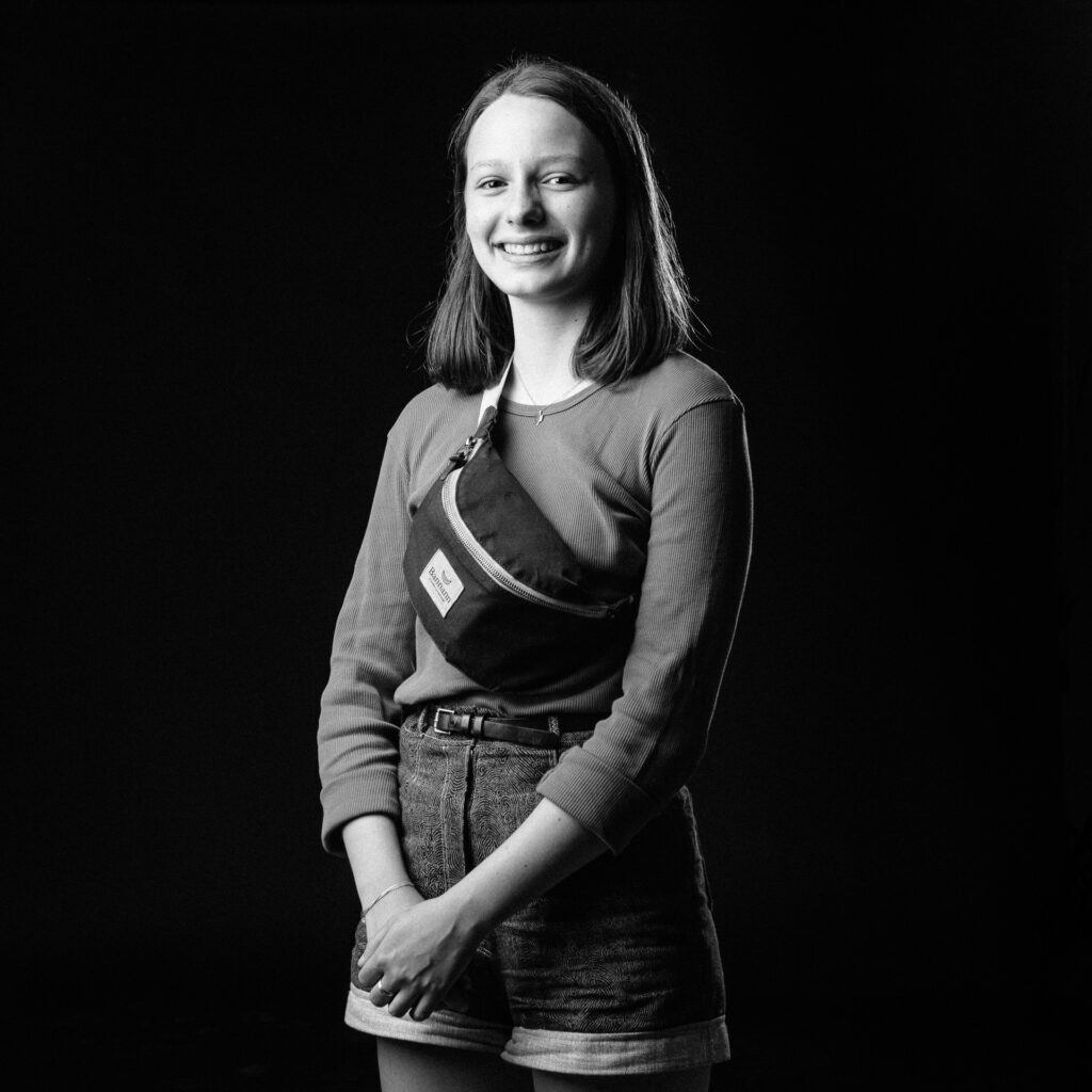 Cinquante portraits d’adolescent·es et de professionnel·les de la MDA avec les objets qui ont marqué leur adolescence.