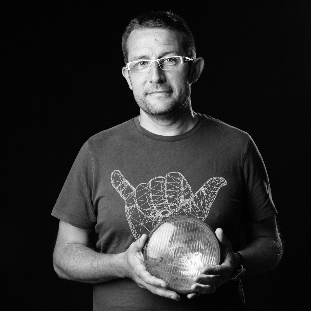 Cinquante portraits d’adolescent·es et de professionnel·les de la MDA avec les objets qui ont marqué leur adolescence.
