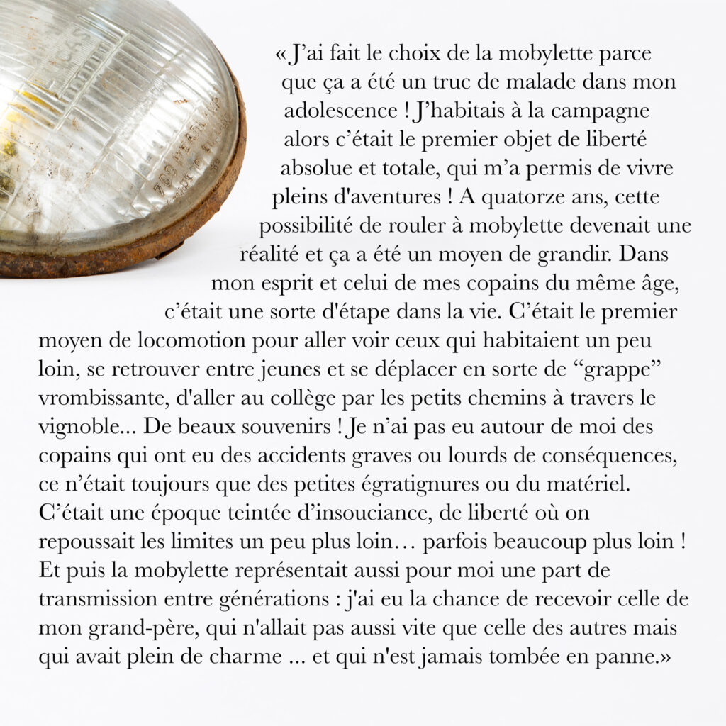 Cinquante portraits d’adolescent·es et de professionnel·les de la MDA avec les objets qui ont marqué leur adolescence.