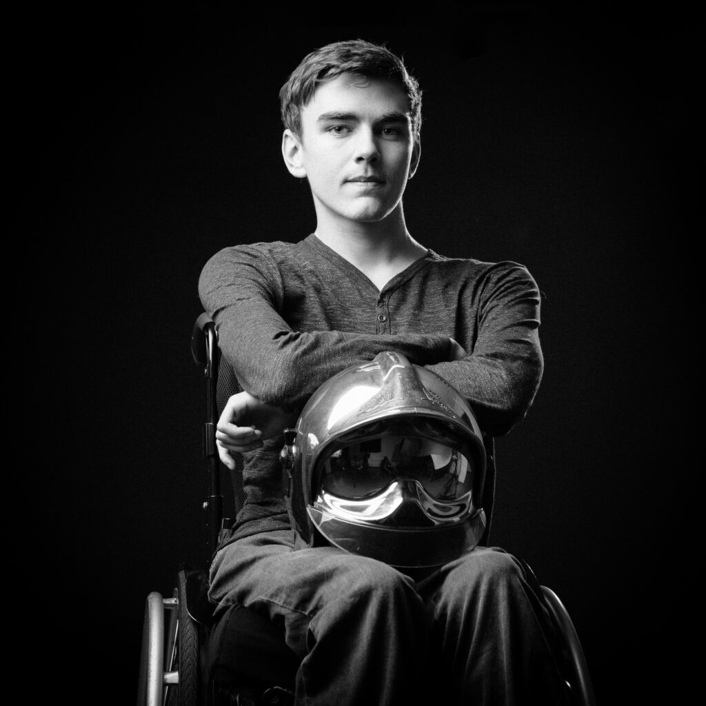 Cinquante portraits d’adolescent·es et de professionnel·les de la MDA avec les objets qui ont marqué leur adolescence.