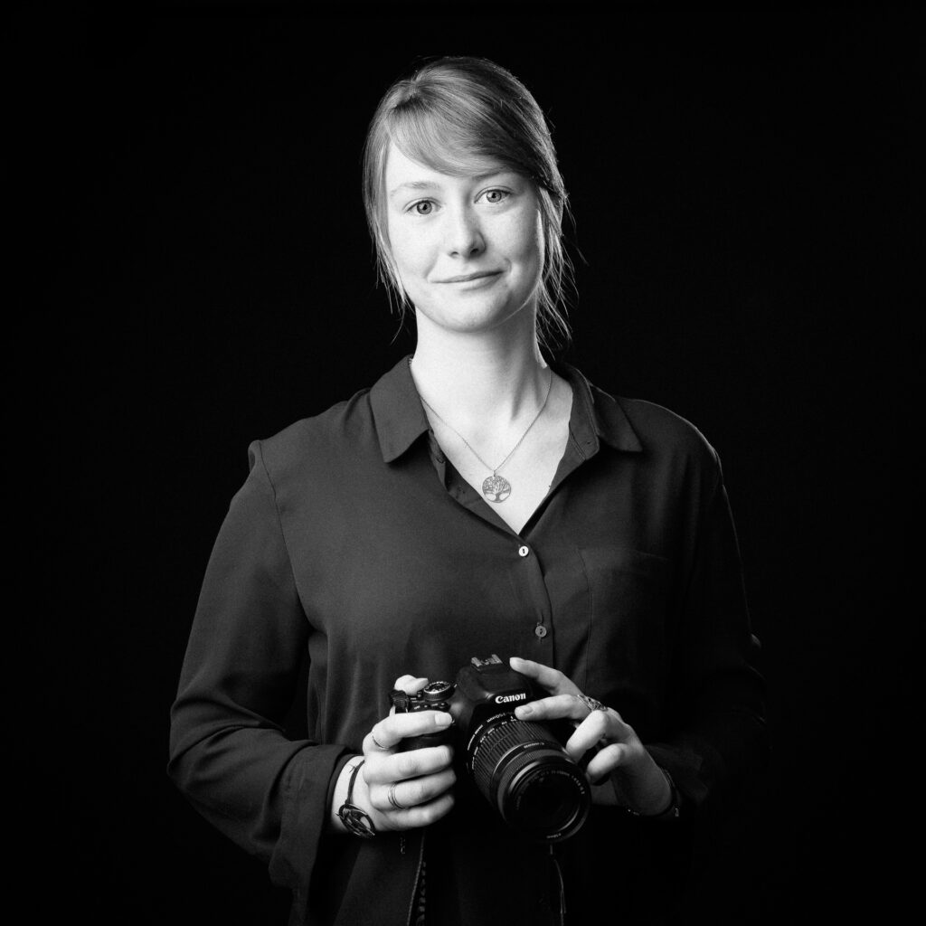 Cinquante portraits d’adolescent·es et de professionnel·les de la MDA avec les objets qui ont marqué leur adolescence.