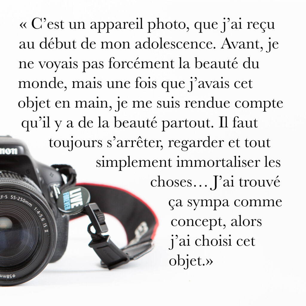 Cinquante portraits d’adolescent·es et de professionnel·les de la MDA avec les objets qui ont marqué leur adolescence.