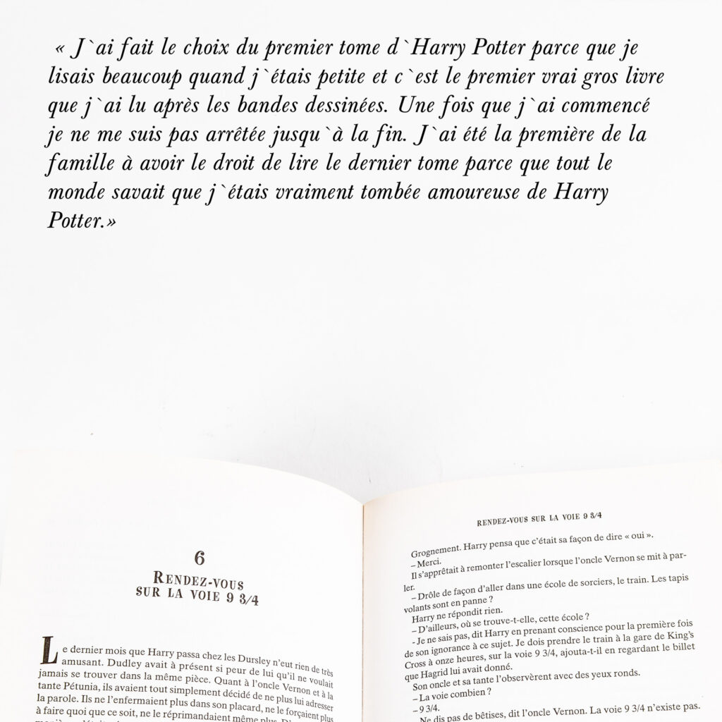 Cinquante portraits d’adolescent·es et de professionnel·les de la MDA avec les objets qui ont marqué leur adolescence.