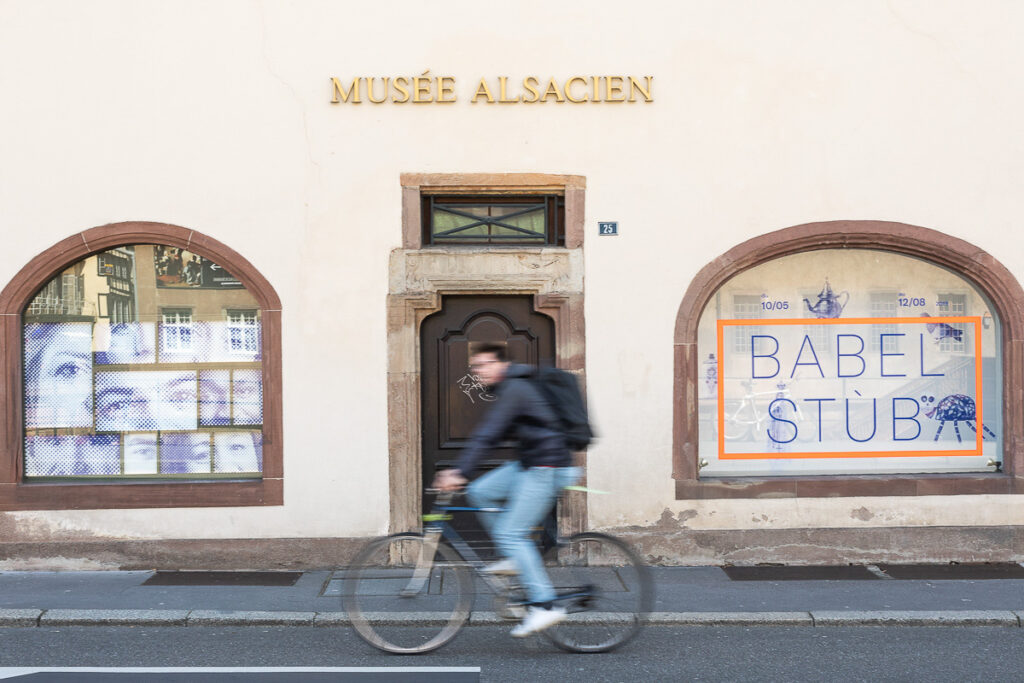 Ateliers photo autour de l’identité et de l’interculturalité avec des collégien·nes et des personnes réfugiées. Musée alsacien / Collège Fustel, 2019.
