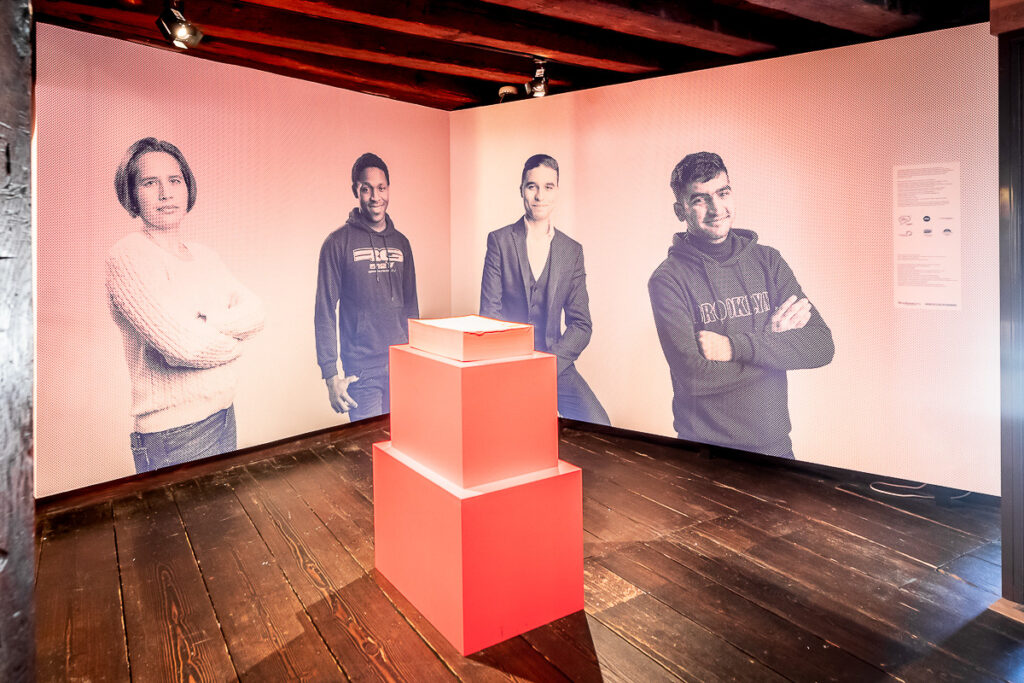 Ateliers photo autour de l’identité et de l’interculturalité avec des collégien·nes et des personnes réfugiées. Musée alsacien / Collège Fustel, 2019.