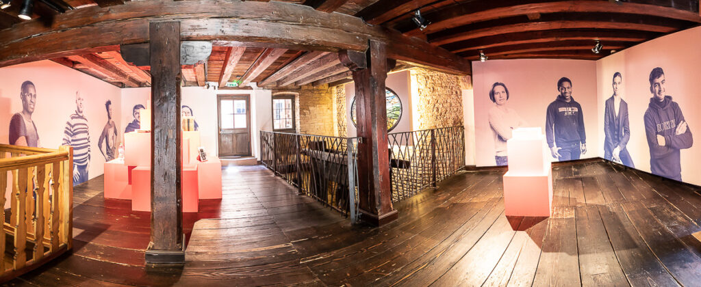 Ateliers photo autour de l’identité et de l’interculturalité avec des collégien·nes et des personnes réfugiées. Musée alsacien / Collège Fustel, 2019.