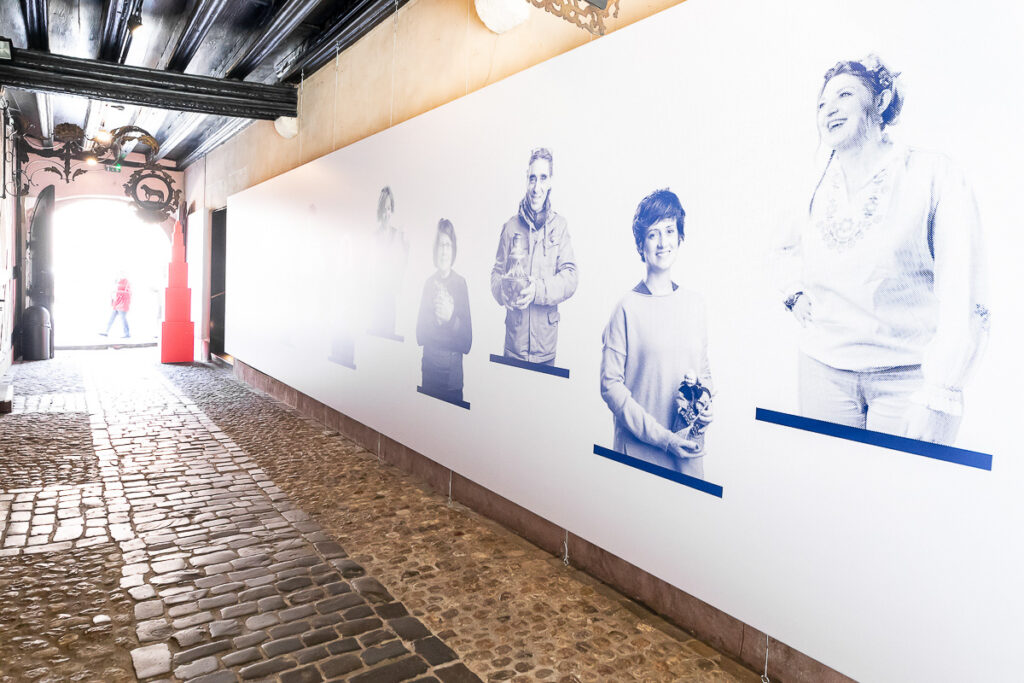 Ateliers photo autour de l’identité et de l’interculturalité avec des collégien·nes et des personnes réfugiées. Musée alsacien / Collège Fustel, 2019.