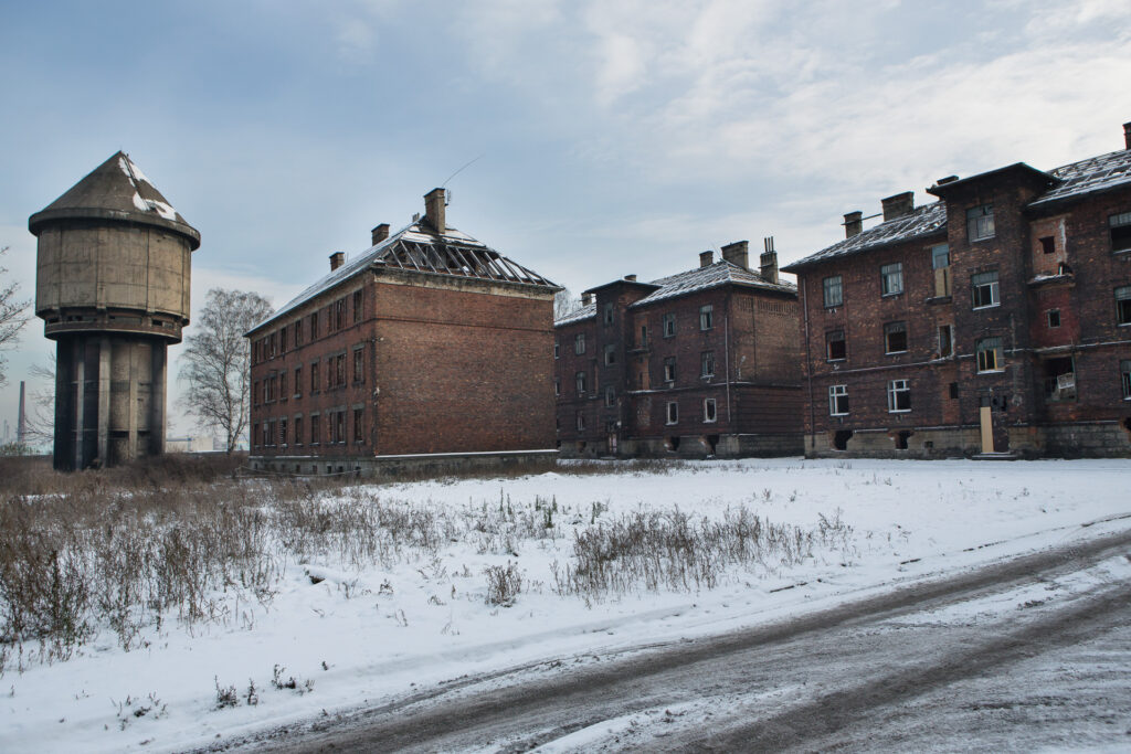 Le quartier de Prednadrazi Street, composé de neuf blocs, est un des 17 lieux d'exclusion sociale identifiés sur le district d'Ostrava. Depuis l'été dernier, tout a été laissé à l'abandon, sauf le bloc 8 où des familles subsistent encore.