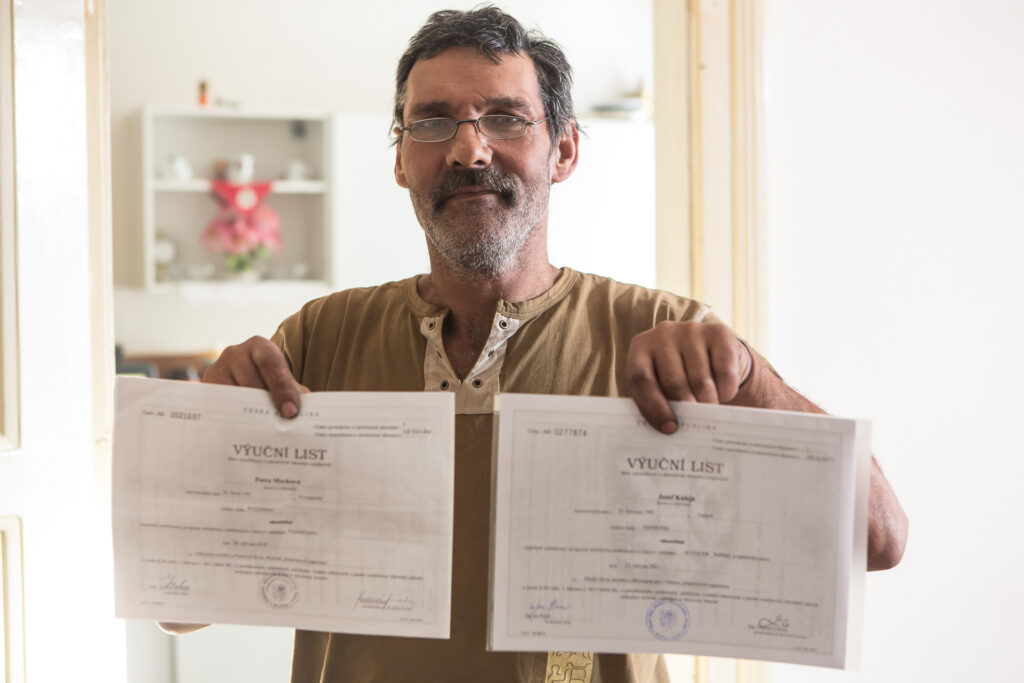 M. Kaleja arbore les diplômes de ses deux aînés : son fils, en peinture de bâtiment ; sa fille, en boulangerie. Aucun des deux n'a trouvé d'emploi pour le moment. Le taux de chômage est estimé à 80 % dans le quartier.
